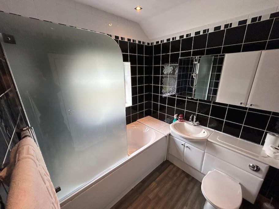 Modern & Spacious 4 Bedroom Home Crewe Eksteriør bilde