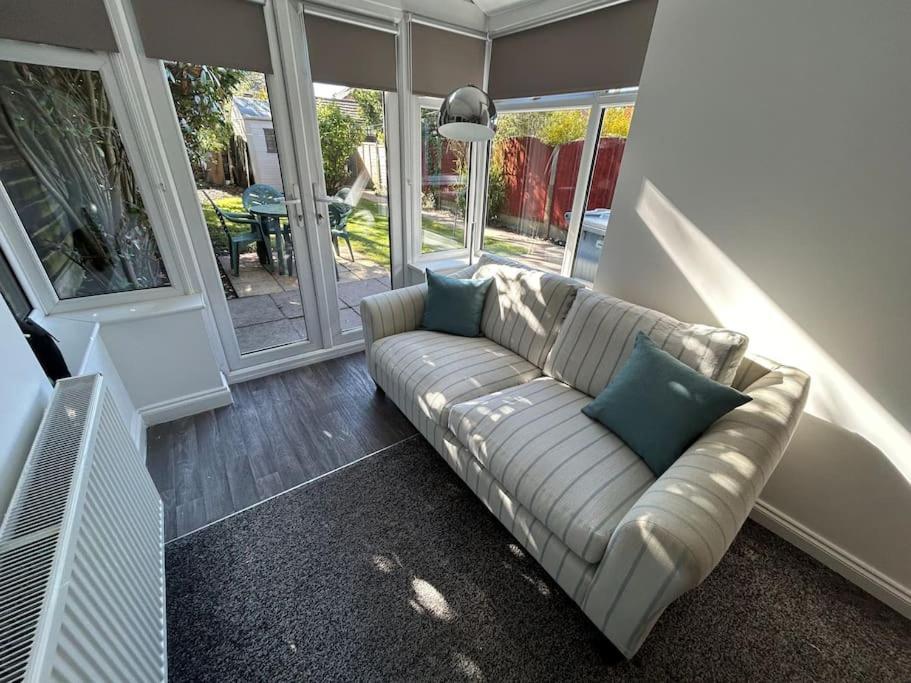 Modern & Spacious 4 Bedroom Home Crewe Eksteriør bilde